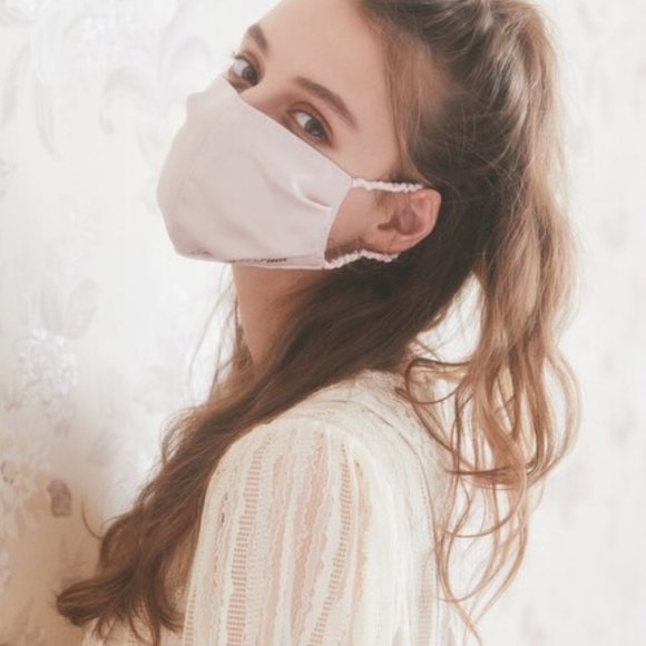 Maison de Fleur satin pink beige mask - Picture 2 of 4